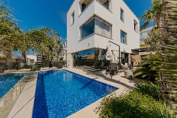 Modern 3-Bedroom Villa with Pool in Okrug Gornji