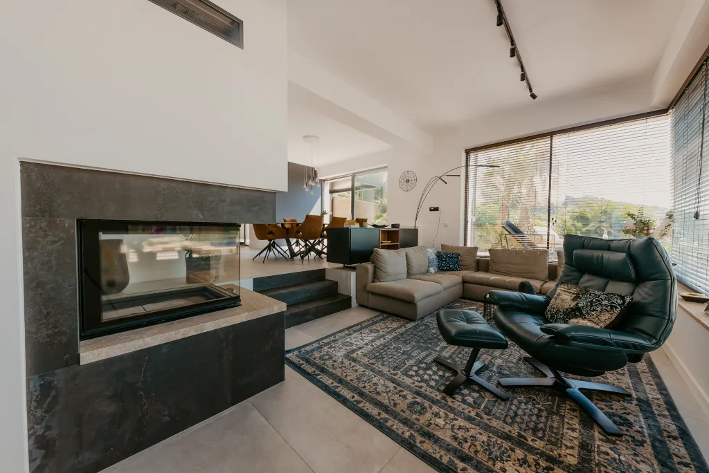 Modern 3-Bedroom Villa with Pool in Okrug Gornji