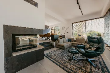 Modern 3-Bedroom Villa with Pool in Okrug Gornji