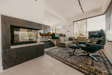 Modern 3-Bedroom Villa with Pool in Okrug Gornji