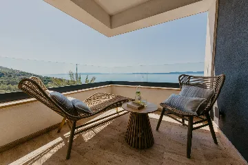 Modern 3-Bedroom Villa with Pool in Okrug Gornji