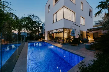Modern 3-Bedroom Villa with Pool in Okrug Gornji