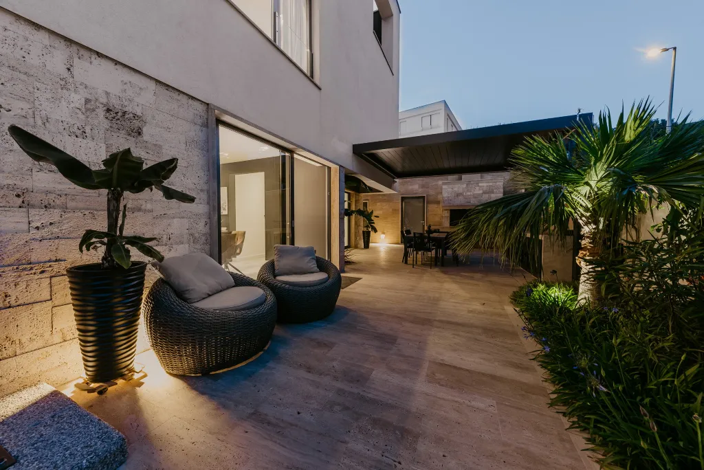 Modern 3-Bedroom Villa with Pool in Okrug Gornji