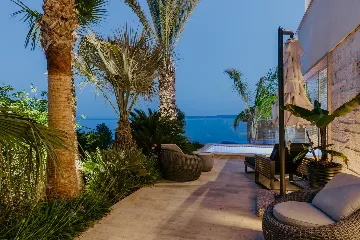 Modern 3-Bedroom Villa with Pool in Okrug Gornji