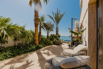 Modern 3-Bedroom Villa with Pool in Okrug Gornji