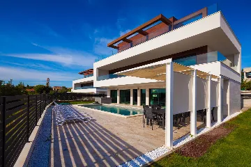 Spacious Modern Villa with Pool in Premantura