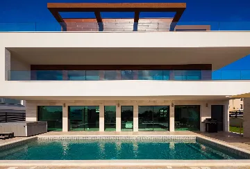 Spacious Modern Villa with Pool in Premantura