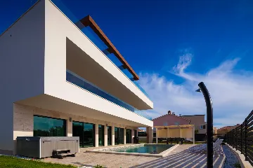 Spacious Modern Villa with Pool in Premantura