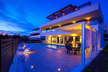 Spacious Modern Villa with Pool in Premantura