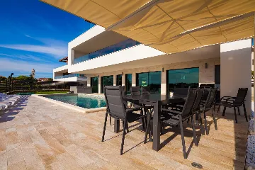 Spacious Modern Villa with Pool in Premantura