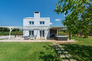 Modern Villa Retreat with Private Grounds in Svetvinčenat