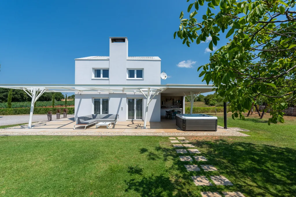 Modern Villa Retreat with Private Grounds in Svetvinčenat