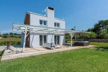 Modern Villa Retreat with Private Grounds in Svetvinčenat
