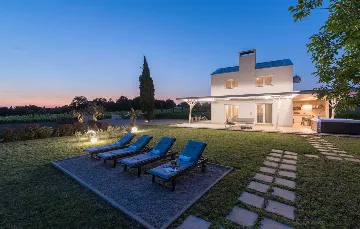 Modern Villa Retreat with Private Grounds in Svetvinčenat