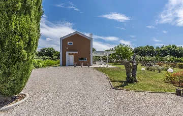 Modern Villa Retreat with Private Grounds in Svetvinčenat