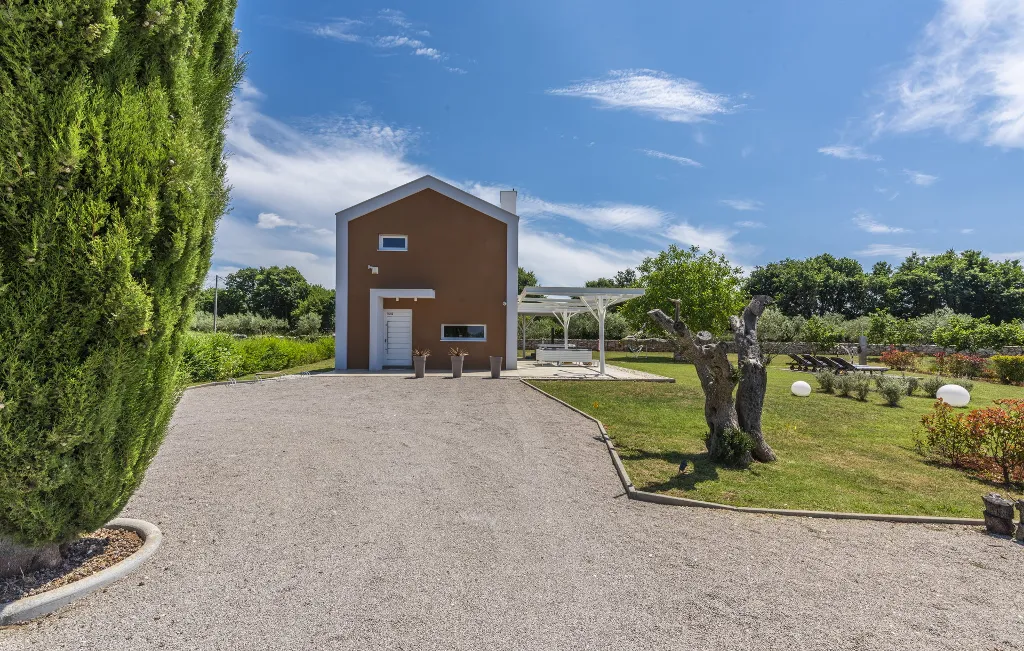 Modern Villa Retreat with Private Grounds in Svetvinčenat