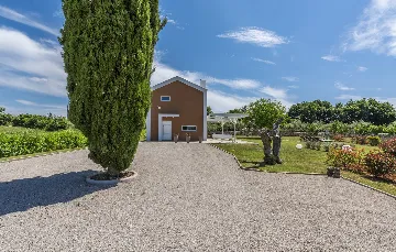 Modern Villa Retreat with Private Grounds in Svetvinčenat