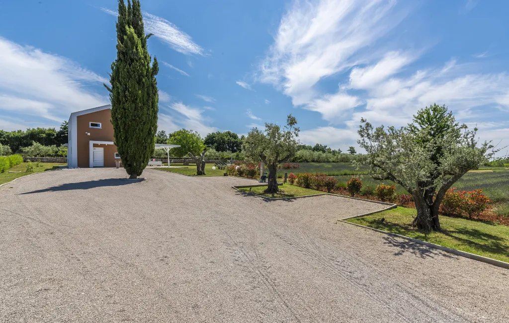 Modern Villa Retreat with Private Grounds in Svetvinčenat