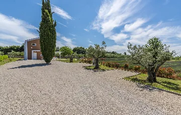 Modern Villa Retreat with Private Grounds in Svetvinčenat