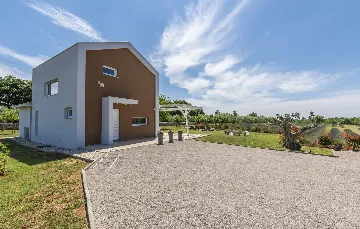 Modern Villa Retreat with Private Grounds in Svetvinčenat