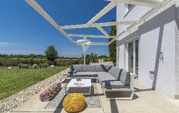 Modern Villa Retreat with Private Grounds in Svetvinčenat