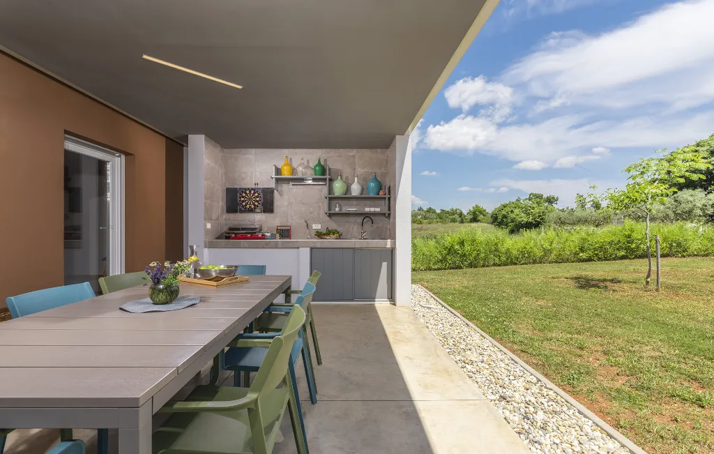 Modern Villa Retreat with Private Grounds in Svetvinčenat
