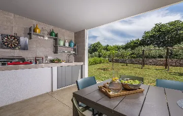 Modern Villa Retreat with Private Grounds in Svetvinčenat