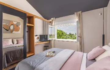 Modern Villa Retreat with Private Grounds in Svetvinčenat