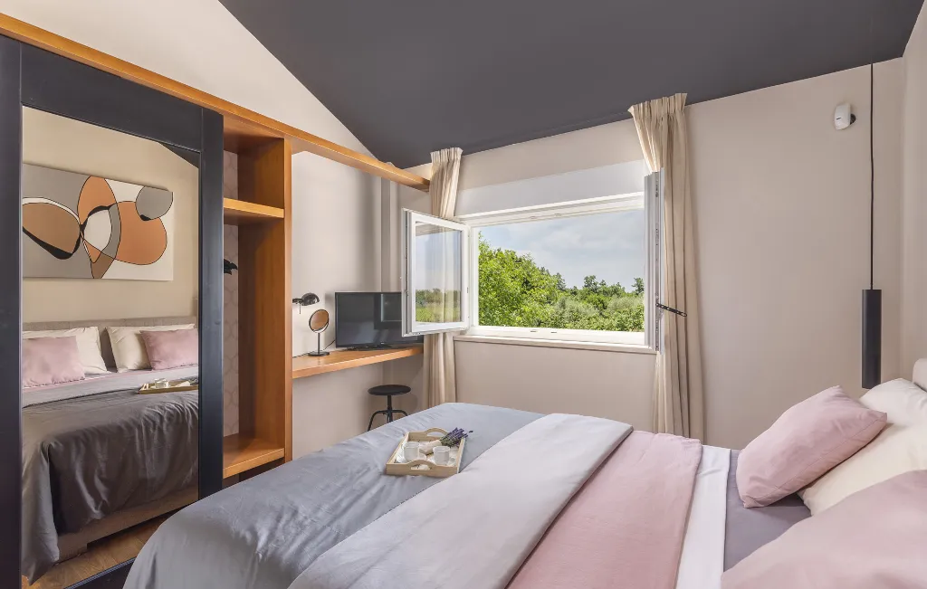 Modern Villa Retreat with Private Grounds in Svetvinčenat