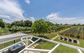 Modern Villa Retreat with Private Grounds in Svetvinčenat