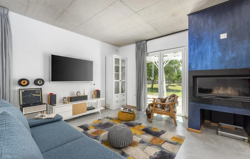 Modern Villa Retreat with Private Grounds in Svetvinčenat