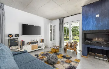 Modern Villa Retreat with Private Grounds in Svetvinčenat