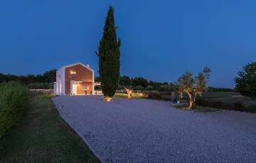Modern Villa Retreat with Private Grounds in Svetvinčenat