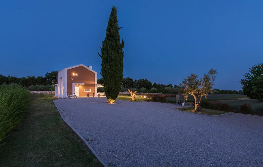 Modern Villa Retreat with Private Grounds in Svetvinčenat