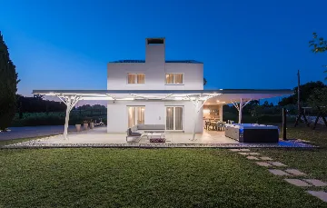 Modern Villa Retreat with Private Grounds in Svetvinčenat