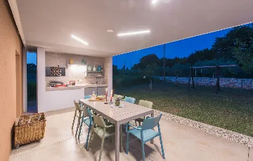 Modern Villa Retreat with Private Grounds in Svetvinčenat