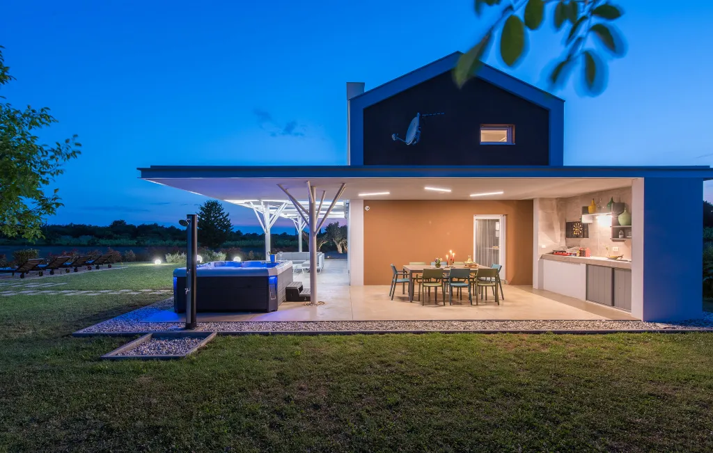 Modern Villa Retreat with Private Grounds in Svetvinčenat