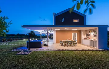 Modern Villa Retreat with Private Grounds in Svetvinčenat