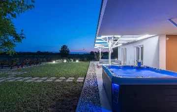Modern Villa Retreat with Private Grounds in Svetvinčenat