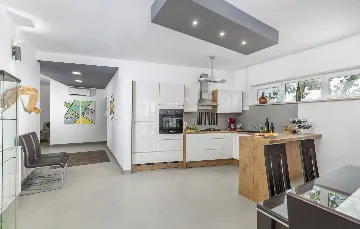 Family Villa with Pool and Sports, Svetvinčenat