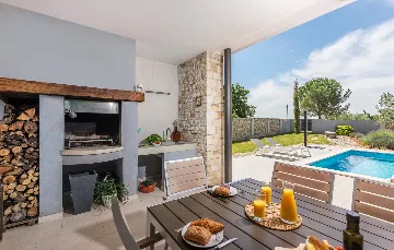 Family Villa with Pool and Sports, Svetvinčenat