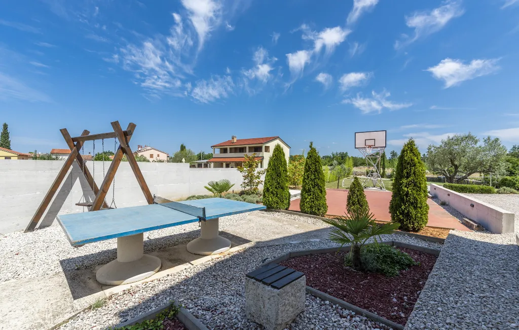 Family Villa with Pool and Sports, Svetvinčenat