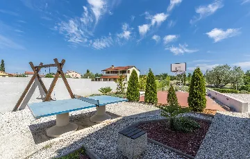 Family Villa with Pool and Sports, Svetvinčenat