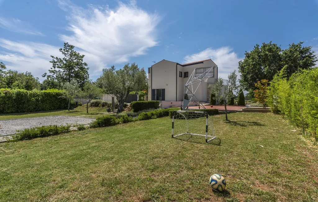 Family Villa with Pool and Sports, Svetvinčenat