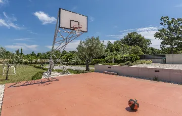 Family Villa with Pool and Sports, Svetvinčenat
