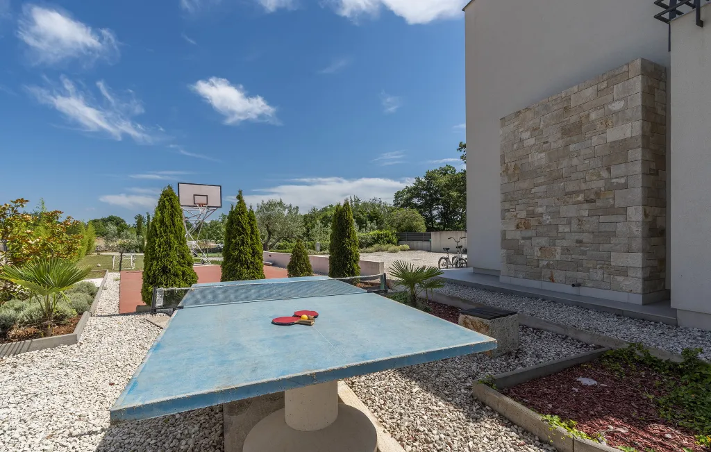Family Villa with Pool and Sports, Svetvinčenat