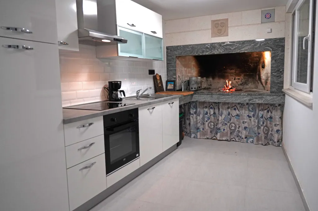 Contemporary 5-Bedroom Villa with Heated Pool, Seget Donji