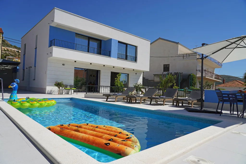 Contemporary 5-Bedroom Villa with Heated Pool, Seget Donji