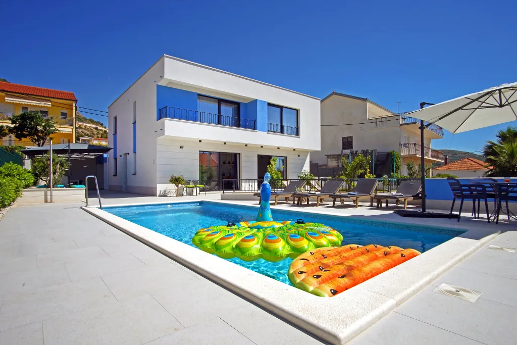 Contemporary 5-Bedroom Villa with Heated Pool, Seget Donji