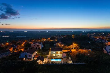 Family Villa with Pool in Kaštelir